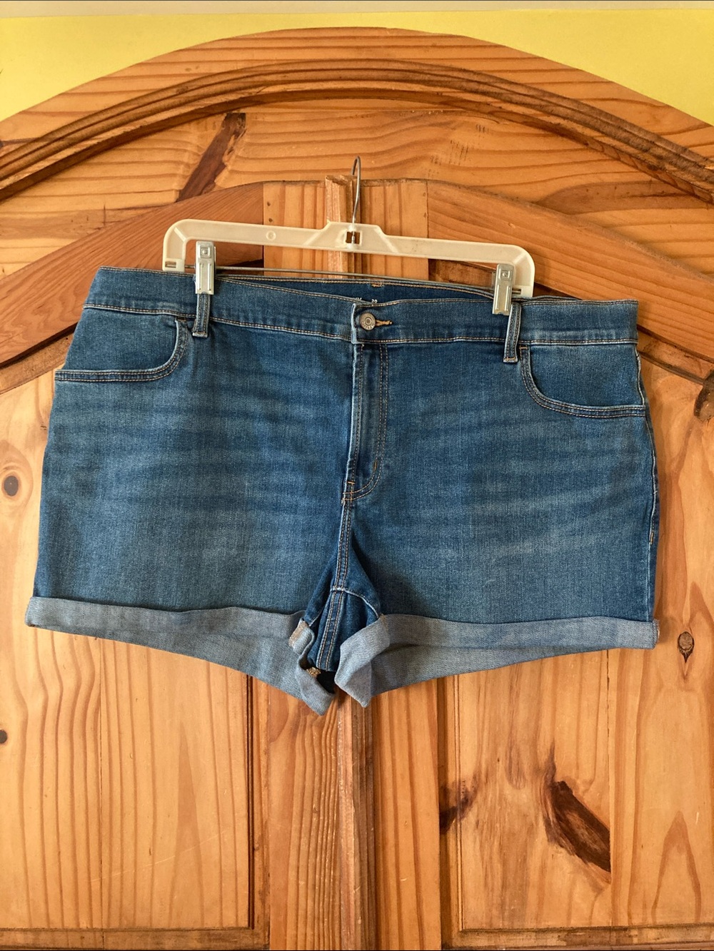 Women's Old Navy Mid Rise distressed cuffed hem Jean shorts size 20
